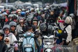 Kendaraan terjebak kemacetan di Cicalengka, Kabupaten Bandung, Jawa Barat, Selasa (1/4/2025). Anggota Kepolisian menyatakan pada H2 Idul Fitri 1446 H kemacetan di ruas jalan nasional Cicalengka terjadi karena lonjakan pengendara dari arah Kota Bandung menuju kawasan wisata di wilayah Kabupaten Garut dan Kabupaten Tasikmalaya. ANTARA FOTO/Raisan Al Farisi/agr