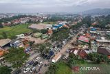 Foto udara kendaraan terjebak kemacetan di Cicalengka, Kabupaten Bandung, Jawa Barat, Selasa (1/4/2025). Anggota Kepolisian menyatakan pada H2 Idul Fitri 1446 H kemacetan di ruas jalan nasional Cicalengka terjadi karena lonjakan pengendara dari arah Kota Bandung menuju kawasan wisata di wilayah Kabupaten Garut dan Kabupaten Tasikmalaya. ANTARA FOTO/Raisan Al Farisi/agr