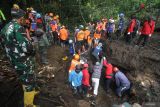 Tim SAR Gabungan dari BPBD Kabupaten Mojokerto, BPBD Kota Batu, Tahura, relawan, polisi, TNI, dan instansi terkait mengevakuasi korban tertimbun longsor di Jalan Raya Sumberbrantas kawasan Hutan Raden Soerjo, Blok Watulumpang, Kecamatan Pacet, Mojokerto, Jawa Timur, Jumat (4/4/2025). Tanah longsor yang terjadi Kamis (3/4) menyebabkan akses jalan tertutup dan dua kendaraan roda empat dilaporkan terdampak dengan korban sebanyak 10 orang. Antara Jatim/Umarul Faruq