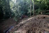 Tim SAR Gabungan dari BPBD Kabupaten Mojokerto, BPBD Kota Batu, Tahura, relawan, polisi, TNI, dan instansi terkait mengevakuasi korban tertimbun longsor di Jalan Raya Sumberbrantas kawasan Hutan Raden Soerjo, Blok Watulumpang, Kecamatan Pacet, Mojokerto, Jawa Timur, Jumat (4/4/2025). Tanah longsor yang terjadi Kamis (3/4) menyebabkan akses jalan tertutup dan dua kendaraan roda empat dilaporkan terdampak dengan korban sebanyak 10 orang. Antara Jatim/Umarul Faruq