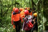 Tim SAR Gabungan dari BPBD Kabupaten Mojokerto, BPBD Kota Batu, Tahura, relawan, polisi, TNI, dan instansi terkait mengevakuasi korban tertimbun longsor di Jalan Raya Sumberbrantas kawasan Hutan Raden Soerjo, Blok Watulumpang, Kecamatan Pacet, Mojokerto, Jawa Timur, Jumat (4/4/2025). Tanah longsor yang terjadi Kamis (3/4) menyebabkan akses jalan tertutup dan dua kendaraan roda empat dilaporkan terdampak dengan korban sebanyak 10 orang. ANTARA FOTO/Umarul FaruqANTARA FOTO/Umarul Faruq (ANTARA FOTO/Umarul Faruq)