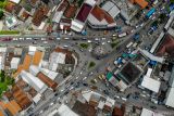 Foto udara kondisi arus lalu lintas di Simpang Tiga Babat, Lamongan, Jawa Timur, Kamis (3/4/2025). Pada H+2 Lebaran arus lalu lintas kendaraan di titik pertemuan tiga kabupaten yakni Lamongan, Bojonegoro dan Tuban terpantau mengalami kepadatan akibat adanya perlintasan kereta api dan keramaian Pasar Babat. Antara Jatim/Muhammad Mada/um