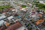 Foto udara kondisi arus lalu lintas di Simpang Tiga Babat, Lamongan, Jawa Timur, Kamis (3/4/2025). Pada H+2 Lebaran arus lalu lintas kendaraan di titik pertemuan tiga kabupaten yakni Lamongan, Bojonegoro dan Tuban terpantau mengalami kepadatan akibat adanya perlintasan kereta api dan keramaian Pasar Babat. Antara Jatim/Muhammad Mada/um