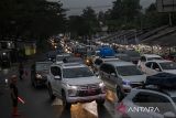 Kendaraan melaju perlahan di kawasan Nagreg, Kabupaten Bandung, Jawa Barat, Jumat (4/4/2025). Pada H+3 Idul Fitri 1446 Hijriah, kendaraan yang melintas di jalur Nagreg menuju Bandung dan Jakarta terpantau padat serta diperkirakan puncaknya terjadi pada H+4 dan H+5. ANTARA FOTO/Abdan Syakura/agr
