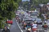 Kendaraan melintas di jalur selatan Kabupaten Ciamis, Jawa Barat, Jumat (4/4/2025). Memasuki H+3 Lebaran arus balik dari arah Pangandaran atau Jawa Tengah menuju Tasikmalaya, Bandung dan Jakarta terpantau ramai lancar yang didominasi kendaraan dari tempat wisata di Pangandaran. ANTARA FOTO/Adeng Bustomi/agr