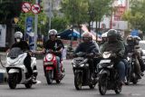 Pemudik motor melintas di perempatan Kartonyono, Ngawi, Jawa Timur, Jumat (4/4/2025). Arus lalu lintas di persimpangan yang merupakan jalur utama pemudik dari Bojonegoro menuju pintu tol Ngawi-Solo sekaligus jalur tengah utama tanpa tol dari Surabaya menuju Solo tersebut dipadati kendaraan roda dua maupun mobil saat arus balik H+3 lebaran. ANTARA Jatim/Ari Bowo Sucipto/mas.