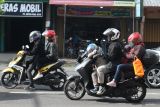 Pemudik motor melintas di perempatan Kartonyono, Ngawi, Jawa Timur, Jumat (4/4/2025). Arus lalu lintas di persimpangan yang merupakan jalur utama pemudik dari Bojonegoro menuju pintu tol Ngawi-Solo sekaligus jalur tengah utama tanpa tol dari Surabaya menuju Solo tersebut dipadati kendaraan roda dua maupun mobil saat arus balik H+3 lebaran. ANTARA Jatim/Ari Bowo Sucipto/mas.