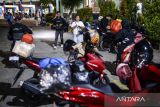 Pemudik beristirahat di salah satu pom bensin di Kota Cilegon, Banten, Kamis (3/4/2025). PT ASDP Indonesia Ferry (Persero) Cabang Utama Bakauheni mencatat pada H+2 Lebaran jumlah penumpang yang menyeberang dari Pelabuhan Bakauheni menuju Pelabuhan Merak mencapai 22.904 penumpang dan diprediksi akan terus meningkat hingga puncak arus balik pada 6-7 April 2025. ANTARA FOTO/Muhammad Bagus Khoirunas/gp