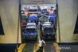 Pemudik menunggu kapal bersandar di Dermaga Reguler Pelabuhan Merak, Kota Cilegon, Banten, Jumat (4/4/2025). PT ASDP Indonesia Ferry (Persero) mencatat pada Rabu (2/4) hingga Kamis (3/4) pagi pada arus balik Lebaran 2025 jumlah penumpang yang menyeberang dari Pelabuhan Bakauheni menuju Pelabuhan Merak telah mencapai 61.000 orang dan diprediksi akan terus meningkat hingga puncak arus balik pada 5-6 April 2025. ANTARA FOTO/Muhammad Bagus Khoirunas/gp