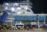 Pemudik motor antre saat memasuki kapal di Dermaga Reguler Pelabuhan Merak, Kota Cilegon, Banten, Jumat (4/4/2025). PT ASDP Indonesia Ferry (Persero) mengalihkan pemudik sepeda motor yang akan menyeberang Pulau Sumatera dari sebelumnya melalui Pelabuhan Pelindo Ciwandan menjadi Pelabuhan Merak pada arus mudik dan balik Lebaran 2025. ANTARA FOTO/Muhammad Bagus Khoirunas/gp