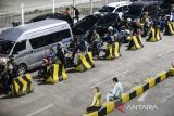 Pemudik motor antre saat memasuki kapal di Dermaga Reguler Pelabuhan Merak, Kota Cilegon, Banten, Jumat (4/4/2025). PT ASDP Indonesia Ferry (Persero) mengalihkan pemudik sepeda motor yang akan menyeberang Pulau Sumatera dari sebelumnya melalui Pelabuhan Pelindo Ciwandan menjadi Pelabuhan Merak pada arus mudik dan balik Lebaran 2025. ANTARA FOTO/Muhammad Bagus Khoirunas/gp