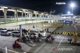 Pemudik motor antre saat memasuki kapal di Dermaga Reguler Pelabuhan Merak, Kota Cilegon, Banten, Jumat (4/4/2025). PT ASDP Indonesia Ferry (Persero) mengalihkan pemudik sepeda motor yang akan menyeberang Pulau Sumatera dari sebelumnya melalui Pelabuhan Pelindo Ciwandan menjadi Pelabuhan Merak pada arus mudik dan balik Lebaran 2025. ANTARA FOTO/Muhammad Bagus Khoirunas/gp