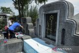 Warga keturunan Tionghoa membersihkan makam sebelum melakukan prosesi sembahyang kubur atau Cheng beng di TPU Tanah Cepe, Kota Tangerang, Banten, Jumat (4/4/2025). Tradisi Cheng Beng merupakan ritual suci bagi masyarakat Tionghoa yakni berziarah ke makam keluarga sebagai bentuk penghormatan kepada leluhur. ANTARA FOTO/Putra M. Akbar/gp
