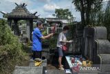 Warga keturunan Tionghoa membersihkan makam sebelum melakukan prosesi sembahyang kubur atau Cheng beng di TPU Tanah Cepe, Kota Tangerang, Banten, Jumat (4/4/2025). Tradisi Cheng Beng merupakan ritual suci bagi masyarakat Tionghoa yakni berziarah ke makam keluarga sebagai bentuk penghormatan kepada leluhur. ANTARA FOTO/Putra M. Akbar/gp