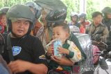 Polisi bagikan susu dan es krim untuk anak pemilir di Bakauheni