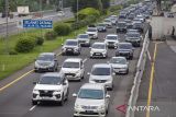 Kendaraan melintas di ruas Tol Palikanci menuju Tol Cipali di Cirebon, Jawa Barat, Jumat (4/4/2025). PT Astra Tol Cipali mencatat pada Jumat (4/4) dari pukul 00.00 WIB hingga pukul 15.00 WIB jumlah kendaraan yang melintasi tol dari arah Cirebon menuju Jakarta mencapai 47,2 ribu unit kendaraan dengan rata-rata 3.100 unit kendaraan per jam. ANTARA FOTO/Dedhez Anggara/nym.
