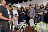 Almarhum Ray Sahetapy dikuburkan, dua anak dan Dewi Yull hadir