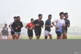 Warga berolahraga di Stadion Wilis Kota Madiun, Jawa Timur, Jumat (4/4/2025). Seusai lebaran sejumlah warga mulai berolahraga lagi di stadion tersebut pada pagi hari setelah selama bulan Ramadhan mengurangi kegiatan olahraga. Antara Jatim/Siswowidodo/um