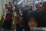 Pemilir kereta api Lodaya berjalan keluar setibanya di Stasiun Kiaracondong, Kota Bandung, Jawa Barat, Sabtu (5/4/2025). PT KAI Daop 2 Bandung mencatat jumlah penumpang kereta api dari Jawa Tengah, Jawa Timur, dan Jakarta yang tiba di Stasiun Bandung dan Kiaracondong pada arus balik H+4 Lebaran mencapai 12.042 penumpang. ANTARA FOTO/Abdan Syakura/agr
