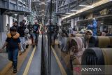 Pemilir kereta api Lodaya  berjalan keluar setibanya di Stasiun Kiaracondong, Kota Bandung, Jawa Barat, Sabtu (5/4/2025). PT KAI Daop 2 Bandung mencatat jumlah penumpang kereta api dari Jawa Tengah, Jawa Timur, dan Jakarta yang tiba di Stasiun Bandung dan Kiaracondong pada arus balik H+4 Lebaran mencapai 12.042 penumpang. ANTARA FOTO/Abdan Syakura/agr