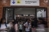 Pemilir kereta api Lodaya berjalan keluar setibanya di Stasiun Kiaracondong, Kota Bandung, Jawa Barat, Sabtu (5/4/2025). PT KAI Daop 2 Bandung mencatat jumlah penumpang kereta api dari Jawa Tengah, Jawa Timur, dan Jakarta yang tiba di Stasiun Bandung dan Kiaracondong pada arus balik H+4 Lebaran mencapai 12.042 penumpang. ANTARA FOTO/Abdan Syakura/agr
