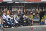 Pemilir berbelanja di kios oleh-oleh di jalur pantura Pilangsari, Jatibarang, Indramayu, Jawa Barat, Sabtu (5/4/2025). Menurut pedagang penjualan oleh-oleh seperti buah mangga gedong, ikan asin, kerupuk, dan aneka makanan lainnya mengalami penurunan hingga 60 persen dibanding momen arus mudik-arus balik Lebaran tahun lalu. ANTARA FOTO/Dedhez Anggara/agr