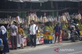 Pemilir melihat makanan dan buah mangga yang dijual di kios oleh-oleh di jalur Pantura Pilangsari, Jatibarang, Indramayu, Jawa Barat, Sabtu (5/4/2025). Menurut pedagang penjualan oleh-oleh seperti buah mangga gedong, ikan asin, kerupuk, dan aneka makanan lainnya mengalami penurunan hingga 60 persen dibanding momen arus mudik-arus balik Lebaran tahun lalu. ANTARA FOTO/Dedhez Anggara/agr