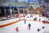 Sejumlah pengunjung bermain wahana papan seluncur di Trans Snow World Surabaya, Jawa Timur, Sabtu (5/4/2025). Wisata musim salju buatan tersebut menjadi pilihan alternatif bagi warga Surabaya dan sekitarnya untuk mengisi libur Lebaran 2025. Antara Jatim/Rizal Hanafi/um