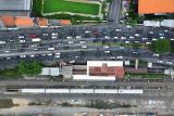 Foto udara arus lalu lintas di kawasan jembatan layang Waru, Perbatasan Sidoarjo-Surabaya, Jawa Timur, Minggu (6/4/2025). Pada H+5 Lebaran yang merupakan puncak arus balik lebaran, arus lalu lintas kendaraan yang melintas di perbatasan kota tersebut terpantau padat. Antara Jatim/Umarul Faruq