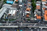 Foto udara arus lalu lintas di kawasan jembatan layang Waru, Perbatasan Sidoarjo-Surabaya, Jawa Timur, Minggu (6/4/2025). Pada H+5 Lebaran yang merupakan puncak arus balik lebaran, arus lalu lintas kendaraan yang melintas di perbatasan kota tersebut terpantau padat. Antara Jatim/Umarul Faruq