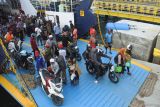 Sejumlah penumpang turun dari KMP Wicitra Dharma I di Pelabuhan Jangkar, Situbondo, Jawa Timur, Minggu (6/4/2025). Arus balik pada H+5 Lebaran, dari Pulau Sapudi, Pulau Raas, Pulau Kangean, Kabupaten Sumenep, Madura ke Pelabuhan Jangkar, Kabupaten Situbondo mulai mengalami peningkatan. Antara Jatim/Seno/um