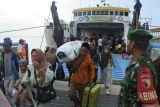 Sejumlah penumpang turun dari KMP Wicitra Dharma I di Pelabuhan Jangkar, Situbondo, Jawa Timur, Minggu (6/4/2025). Arus balik pada H+5 Lebaran, dari Pulau Sapudi, Pulau Raas, Pulau Kangean, Kabupaten Sumenep, Madura ke Pelabuhan Jangkar, Kabupaten Situbondo mulai mengalami peningkatan. Antara Jatim/Seno/um