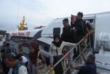 Sejumlah penumpang turun dari kapal cepat Ekspress Bahari 8B di Pelabuhan Jangkar, Situbondo, Jawa Timur, Minggu (6/4/2025). Arus balik pada H+5 Lebaran, dari Pulau Sapudi, Pulau Raas, Pulau Kangean, Kabupaten Sumenep, Madura ke Pelabuhan Jangkar, Kabupaten Situbondo mulai mengalami peningkatan. Antara Jatim/Seno/um
