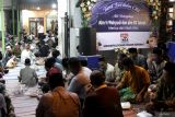 Menteri Sosial Saifullah Yusuf memberi sambutan seusai doa bersama  keluarga korban longsor Pacet Mojokerto di rumah duka kawasan Sukodono, Sidoarjo, Jawa Timur, Minggu (6/4/2025). Saifullah Yusuf memberikan sejumlah santunan kepada keluarga korban dan meminta keluarga yang ditinggalkan untuk ikhlas dalam melepas kepergian tujuh anggota keluarga yang meninggal tersebut. Antara Jatim/Umarul Faruq
