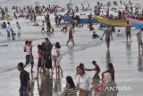 Wisatawan memadati kawasan objek wisata Tapak Paderi di Kota Bengkulu, Bengkulu, Sabtu (5/4/2025). Menurut pengelola objek wisata itu pada libur Hari Raya Idul Fitri 1446 H jumlah pengunjung rata-rata per hari mencapai 500 wisatawan baik berasal dari Bengkulu maupun dari daerah lain. ANTARA FOTO/Muhammad Izfaldi