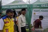 Menteri Pekerjaan Umum Dody Hanggodo (tengah) didampingi Kepala Balai Pelaksanaan Jalan Nasional (BPJN) Banten Wahyu Supriyo Winurseto (kiri) meninjau posko mudik Lebaran Kementerian Pekerjaan Umum di Kota Cilegon, Banten, Minggu (6/4/2025). Kunjungan Menteri PU tersebut untuk memastikan infrastruktur serta fasilitas seperti posko mudik berada dalam kondisi layak sehingga dapat digunakan oleh pemilir saat arus balik Lebaran 2025. ANTARA FOTO/Angga Budhiyanto/gp