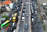 Foto udara arus lalu lintas di kawasan jembatan layang Waru, Perbatasan Sidoarjo-Surabaya, Jawa Timur, Minggu (6/4/2025). Pada H+5 Lebaran yang merupakan puncak arus balik lebaran, arus lalu lintas kendaraan yang melintas di perbatasan kota tersebut terpantau padat. Antara Jatim/Umarul Faruq