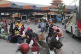 Penumpang bus berjalan seusai turun di Terminal Purabaya, Bungurasih, Sidoarjo, Jawa Timur, Minggu (6/4/2025).  Pengelola Terminal Purabaya memprediksi puncak arus balik Lebaran terjadi pada akhir Sabtu hingga Senin (5-7) dengan jumlah penumpang mencapai angka 50 ribu perhari. Antara Jatim/Umarul Faruq