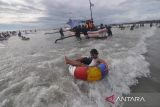 Wisatawan memadati kawasan objek wisata Tapak Paderi di Kota Bengkulu, Bengkulu, Sabtu (5/4/2025). Menurut pengelola objek wisata itu pada libur Hari Raya Idul Fitri 1446 H jumlah pengunjung rata-rata per hari mencapai 500 wisatawan baik berasal dari Bengkulu maupun dari daerah lain. ANTARA FOTO/Muhammad Izfaldi