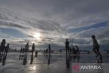 Wisatawan memadati kawasan objek wisata Tapak Paderi di Kota Bengkulu, Bengkulu, Sabtu (5/4/2025). Menurut pengelola objek wisata itu pada libur Hari Raya Idul Fitri 1446 H jumlah pengunjung rata-rata per hari mencapai 500 wisatawan baik berasal dari Bengkulu maupun dari daerah lain. ANTARA FOTO/Muhammad Izfaldi