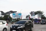 Sejumlah kendaraan melintas di kawasan perempatan gerbang jalan tol Dumpil, Kabupaten Madiun, Jawa Timur, Minggu (6/4/2025). Pada H+5 Lebaran volume kendaraan dari arah Madiun menuju jalan tol ruas Ngawi-Kertosono dan sejumlah daerah terpantau padat. Antara Jatim/Siswowidodo/um 