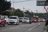 Sejumlah kendaraan melintas di kawasan perempatan gerbang jalan tol Dumpil, Kabupaten Madiun, Jawa Timur, Minggu (6/4/2025). Pada H+5 Lebaran volume kendaraan dari arah Madiun menuju jalan tol ruas Ngawi-Kertosono dan sejumlah daerah terpantau padat. Antara Jatim/Siswowidodo/um 