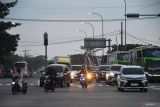 Sejumlah kendaraan melintas di kawasan perempatan gerbang jalan tol Dumpil, Kabupaten Madiun, Jawa Timur, Minggu (6/4/2025). Pada H+5 Lebaran volume kendaraan dari arah Madiun menuju jalan tol ruas Ngawi-Kertosono dan sejumlah daerah terpantau padat. Antara Jatim/Siswowidodo/um 