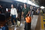 Sejumlah calon penumpang bersiap naik ke Kereta Api (KA) Jayakarta relasi Surabaya Gubeng-Pasar Senen di Stasiun KA Madiun, Jawa Timur, Minggu (6/4/2025). Berdasarkan data PT KAI Daerah Operasi (Daop) 7 Madiun jumlah penumpang berangkat dari berbagai stasiun KA di wilayah kerjanya pada Minggu (6/4) atau H+5 Lebaran sebanyak 13.633 orang dan penumpang turun 8.763 orang, sedangkan secara kumulatif jumlah penumpang selama masa angkutan Lebaran 21 Maret hingga 6 April jumlah penumpang berangkat 157.369 orang dan penumpang turun 197.303 orang. Antara Jatim/Siswowidodo/um