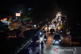Kepadatan kendaraan terjadi di Jalur Arteri kawasan Cileunyi, Kabupaten Bandung, Jawa Barat, Senin (7/4/2025). Petugas Kepolisian Posko mudik Cileunyi mengatakan pada H+6 Idul Fitri 1446 H, kepadatan kendaraan masih terjadi di Jalur Arteri Cileunyi menuju Kota Bandung dan jalan tol arah Jakarta serta diperkirakan kepadatan kendaraan akan masih terjadi pada H+7 Idul Fitri jelang hari pertama sekolah. ANTARA FOTO/Raisan Al Farisi/agr