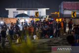 Penumpang menunggu kedatangan bus menuju Jakarta di terminal bayangan Cileunyi, Kabupaten Bandung, Jawa Barat, Senin (7/4/2025). Petugas Kepolisian Posko mudik Cileunyi mengatakan pada H+6 Idul Fitri 1446 H, kepadatan kendaraan masih terjadi di Jalur Arteri Cileunyi menuju Kota Bandung dan jalan tol arah Jakarta serta diperkirakan kepadatan kendaraan akan masih terjadi pada H+7 Idul Fitri jelang hari pertama sekolah. ANTARA FOTO/Raisan Al Farisi/agr