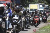 Pengendara roda dua dan empat melintas di jalur selatan Pamoyanan, Kabupaten Tasikmalaya, Jawa Barat, Senin (7/4/2025). Pada H+6 Lebaran arus balik dari arah Jawa Tengah menuju Bandung dan Jakarta masih ramai dilalui kendaraan pemilir. ANTARA FOTO/Adeng Bustomi/agr