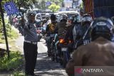 Polisi mengatur lalu lintas kendaraan pemudik di jalur selatan Pamoyanan, Kabupaten Tasikmalaya, Jawa Barat, Senin (7/4/2025). Pada H+6 Lebaran arus balik dari arah Jawa Tengah menuju Bandung dan Jakarta masih ramai dilalui kendaraan pemilir. ANTARA FOTO/Adeng Bustomi/agr