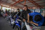 Petugas memeriksa nomor kendaraan milik warga saat penerapan pelayanan sistem ganjil genap di kantor Samsat Cimahi, Jawa Barat, Selasa (8/4/2025). Samsat Cimahi menerapkan pelayanan berbasis plat nomor ganjil genap untuk memberikan kenyamanan serta mengantisipasi antrean panjang wajib pajak usai libur dan cuti bersama Idul Fitri 1446 H. ANTARA FOTO/Abdan Syakura/agr