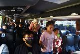 Sejumlah pemilir berada di dalam bus sesaat sebelum pemberangkatan Balik Gratis Bareng Pemkot Madiun di Kota Madiun, Jawa Timur, Senin (7/4/2025). Pemkot Madiun memfasilitasi milir gratis bagi sekitar 300 orang pemilir setelah berlebaran di Madiun untuk kembali  ke kota tujuan Jakarta dan Surabaya menggunakan enam unit bus. Antara Jatim/Siswowidodo/mas.